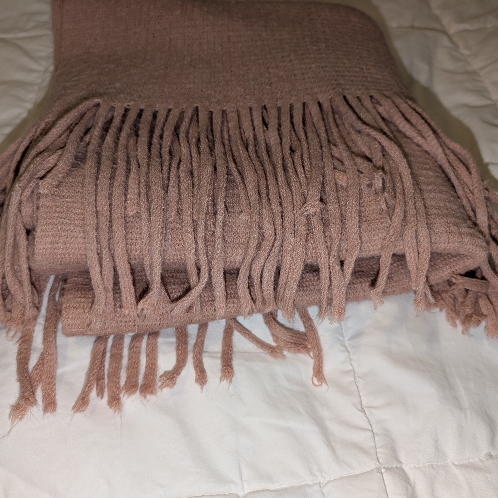 🧶 🩷 Blush Wide & Long Soft Sweater Knit Scarf w/ Tassles by LC Lauren Conrad - Picture 4 of 5